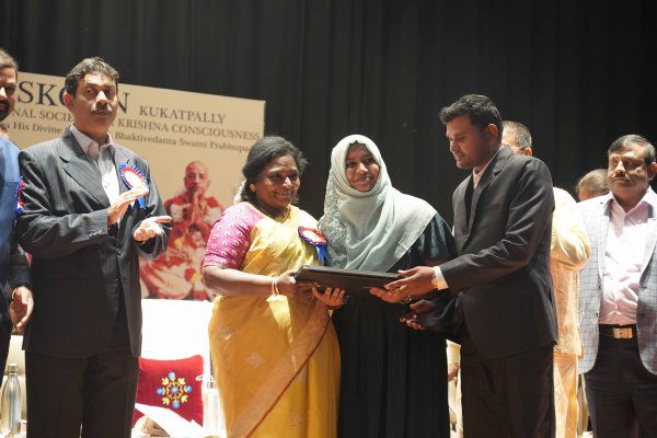 Moments of Hon.Governor Dr.Smt.Tamil Isai Soundar Rajan and Shri Jayesh Ranjan, Principal Secretary, Govt of Telangana and Vice Chancellor of JNTUH at the JNTU-H Auditorium during the Prize Distribution event on Dec. 2019.