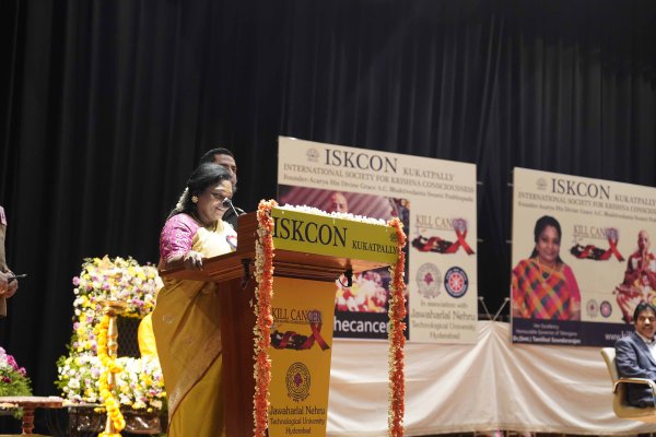 Moments of Hon.Governor Dr.Smt.Tamilisai Soundararajan Speech at the JNTU-H Auditorium during the Prize Distribution event on Dec. 2019.